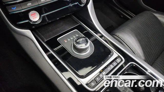 Jaguar XF 2018 — фото 9
