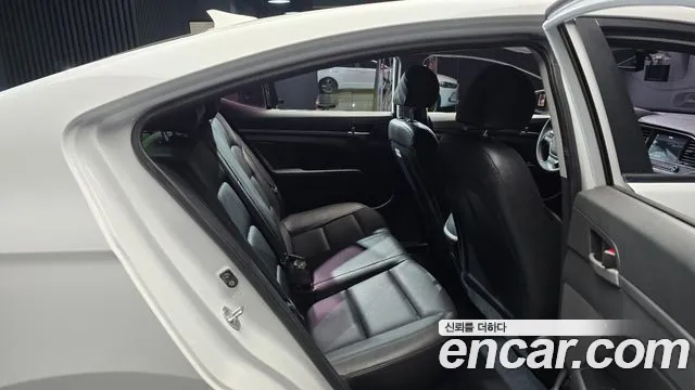 Hyundai AVANTE 2018 — фото 12