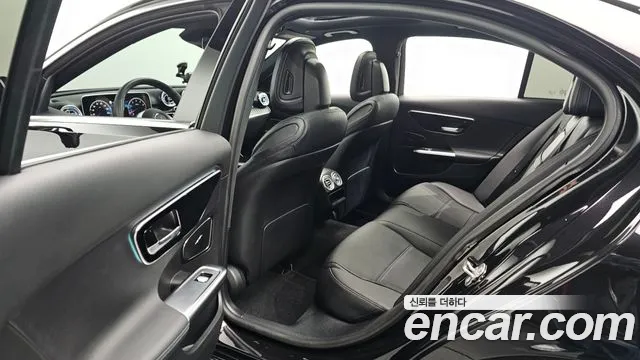 Mercedes-Benz C-Class 2024 — фото 12