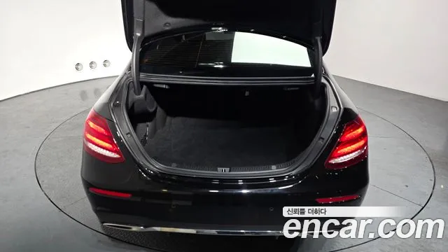 Mercedes-Benz E-Class 2020 — фото 20