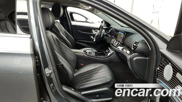 Mercedes-Benz E-Class 2018 — фото 11