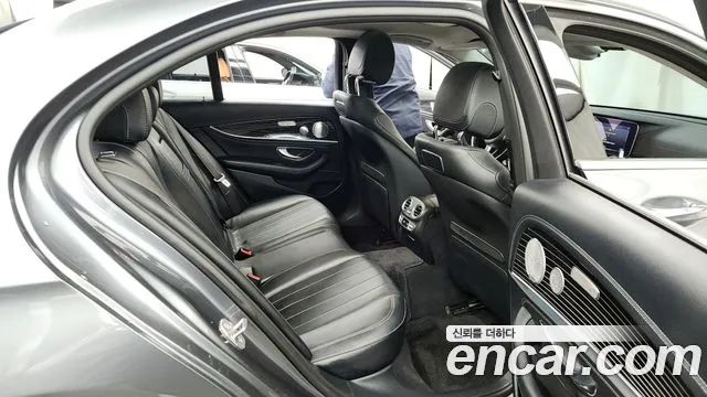 Mercedes-Benz E-Class 2018 — фото 12