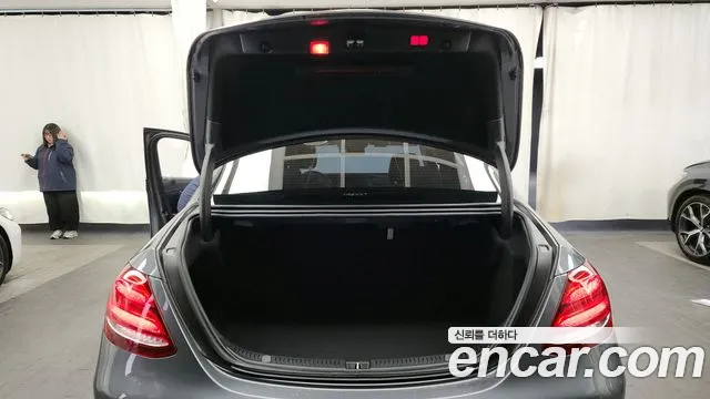 Mercedes-Benz E-Class 2018 — фото 20