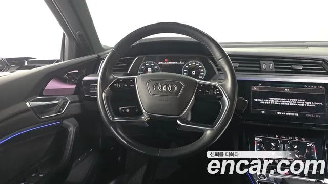 Audi e-tron 2021 — фото 13
