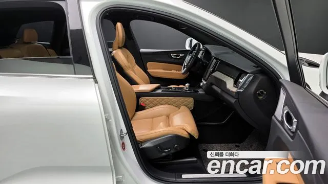 Volvo XC60 2019 — фото 10
