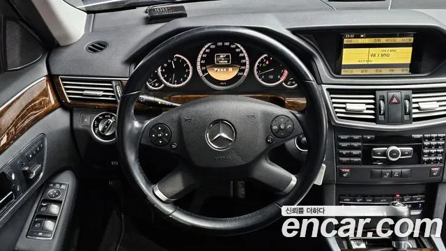 Mercedes-Benz E-Class 2011 — фото 15
