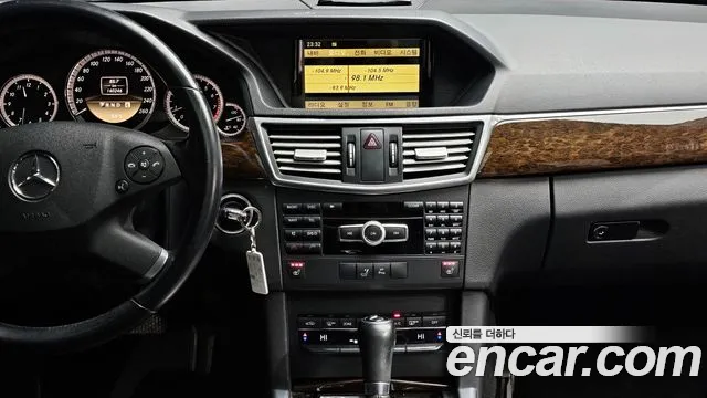 Mercedes-Benz E-Class 2011 — фото 16