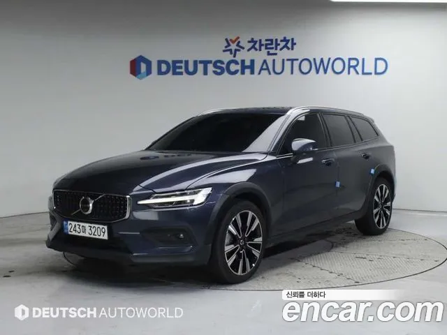 Volvo V60 2023 — фото 1