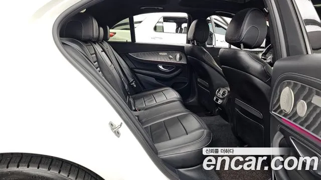 Mercedes-Benz E-Class 2022 — фото 12