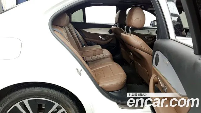 Mercedes-Benz E-Class 2021 — фото 12