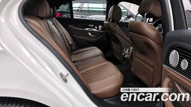 Mercedes-Benz E-Class 2021 — фото 12