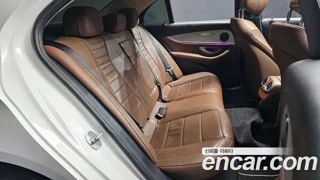 Mercedes-Benz E-Class 2017 — фото 12