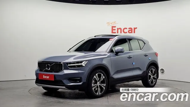 Volvo XC40 2022 — фото 1