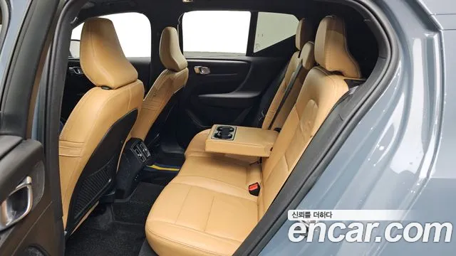 Volvo XC40 2022 — фото 11