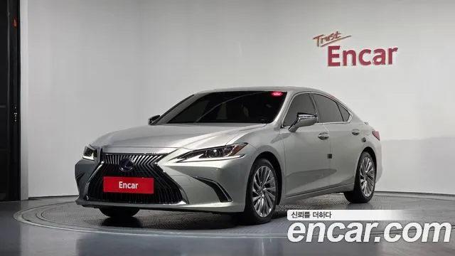 Lexus ES 2019 — фото 1