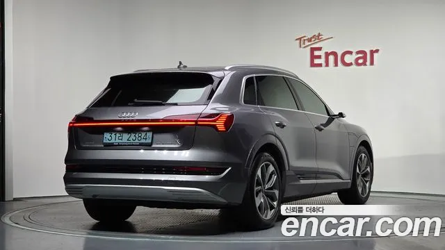 Audi e-tron 2021 — фото 2