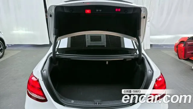 Mercedes-Benz E-Class 2019 — фото 20