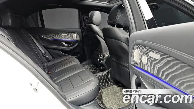 Mercedes-Benz E-Class 2022 — фото 11