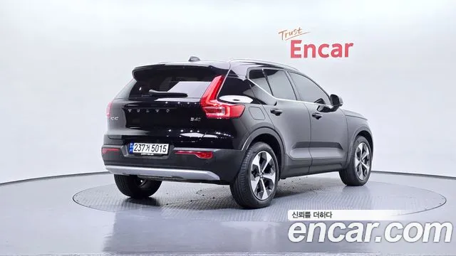 Volvo XC40 2023 — фото 2