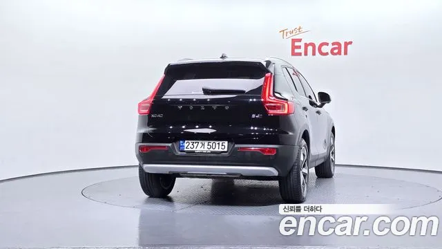 Volvo XC40 2023 — фото 4