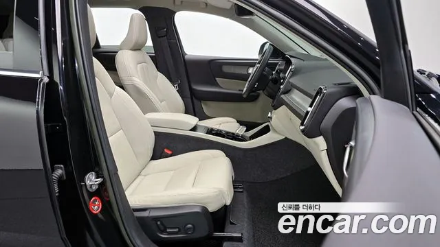 Volvo XC40 2023 — фото 10