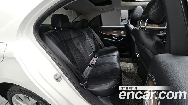 Mercedes-Benz E-Class 2017 — фото 11