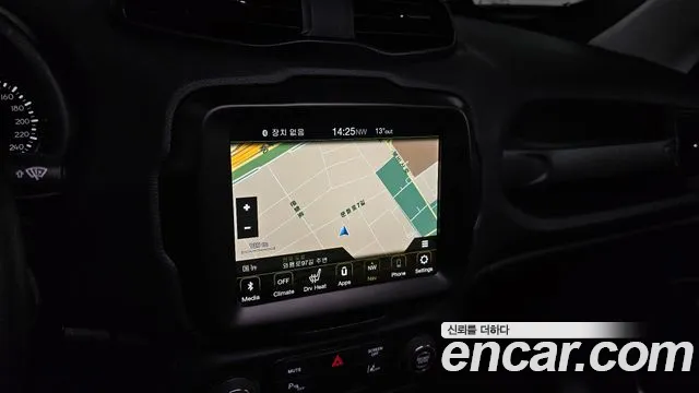 Jeep Renegade 2023 — фото 15