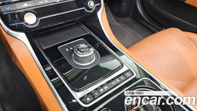 Jaguar XE 2017 — фото 9