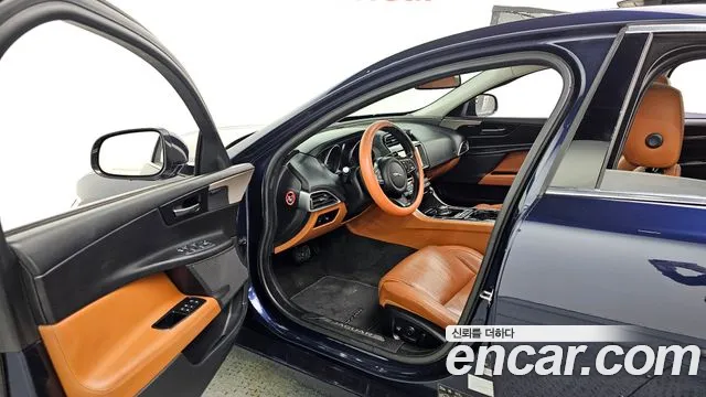 Jaguar XE 2017 — фото 10