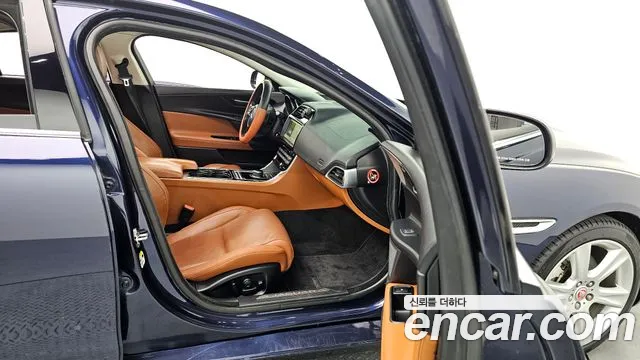Jaguar XE 2017 — фото 11