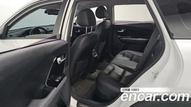 Kia Niro 2018 — фото 13