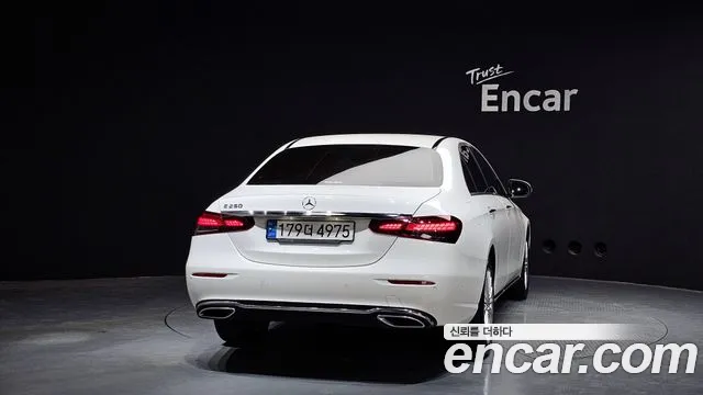 Mercedes-Benz E-Class 2022 — фото 4