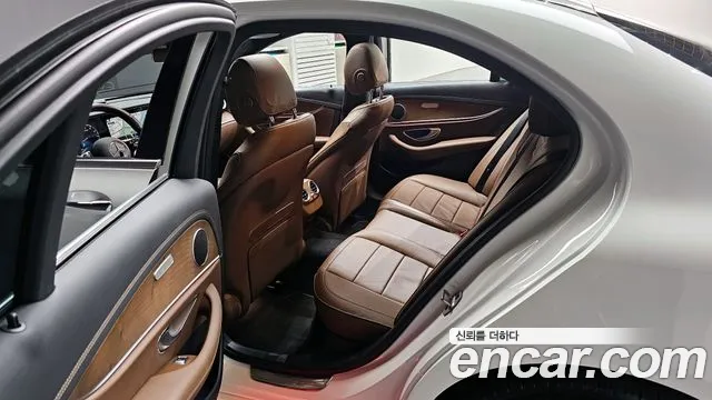 Mercedes-Benz E-Class 2022 — фото 11