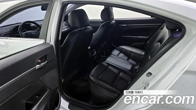 Hyundai AVANTE 2016 — фото 11