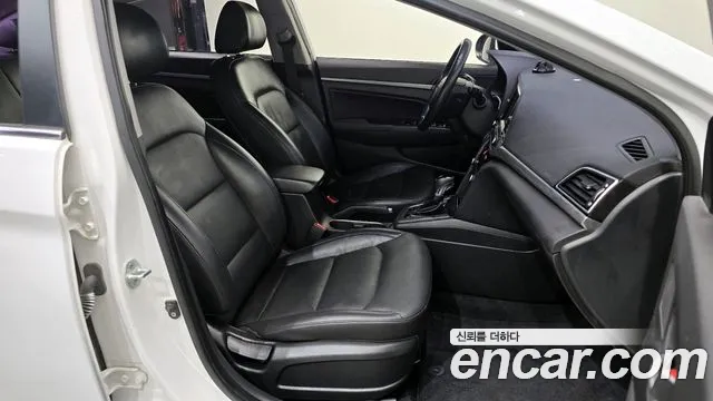 Hyundai AVANTE 2016 — фото 12