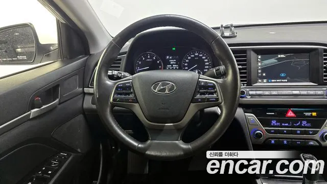 Hyundai AVANTE 2016 — фото 16