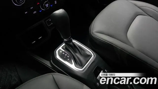 Jeep Renegade 2023 — фото 9