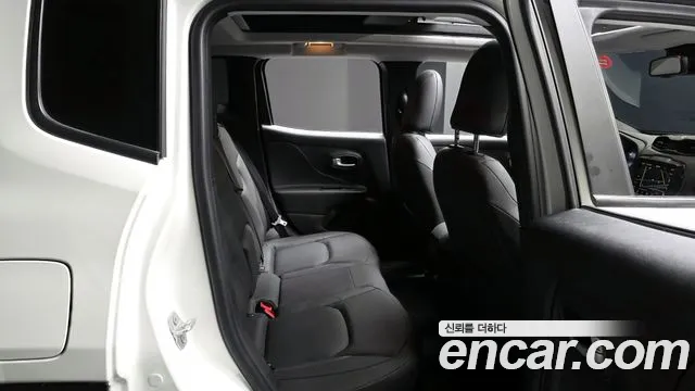 Jeep Renegade 2023 — фото 12