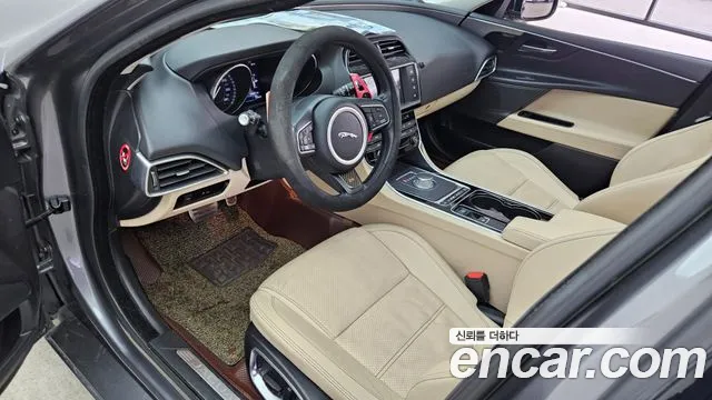 Jaguar XE 2016 — фото 10