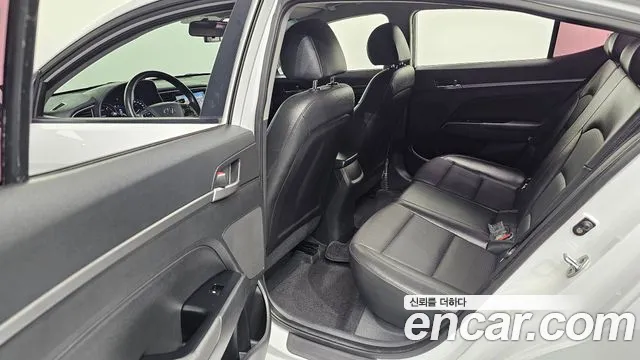 Hyundai AVANTE 2016 — фото 11