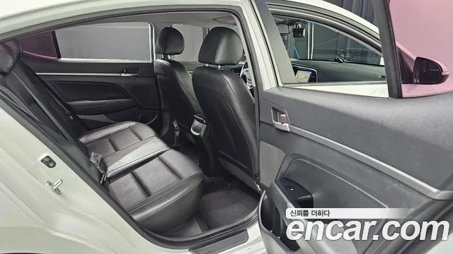 Hyundai AVANTE 2016 — фото 13