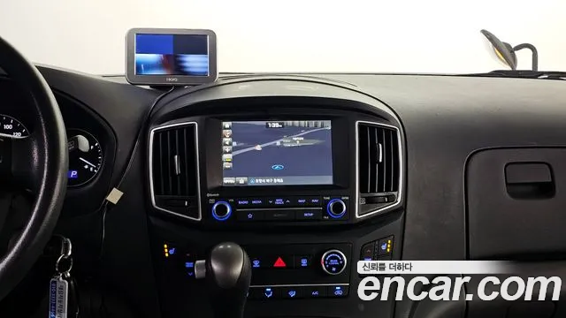 Hyundai Starex 2019 — фото 16