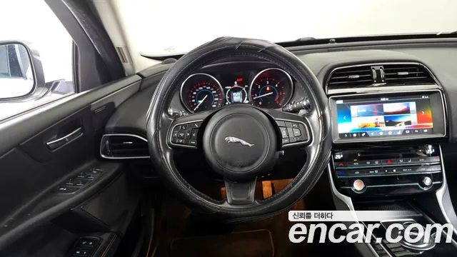 Jaguar XE 2017 — фото 13