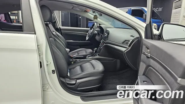 Hyundai AVANTE 2017 — фото 10