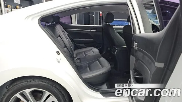 Hyundai AVANTE 2017 — фото 11