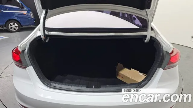 Hyundai AVANTE 2017 — фото 19
