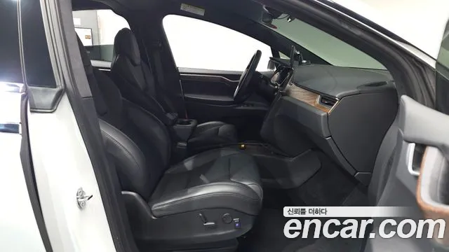 Tesla Model X 2019 — фото 10