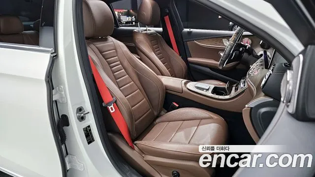 Mercedes-Benz E-Class 2022 — фото 10