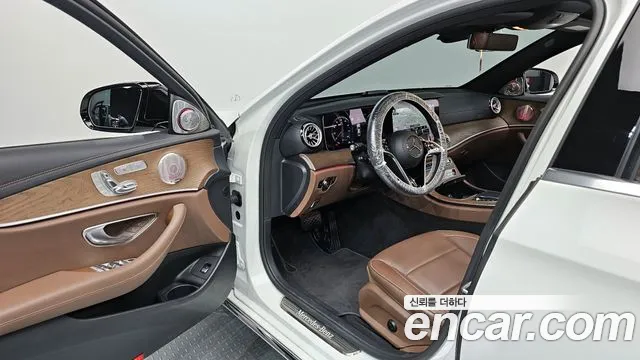 Mercedes-Benz E-Class 2022 — фото 11