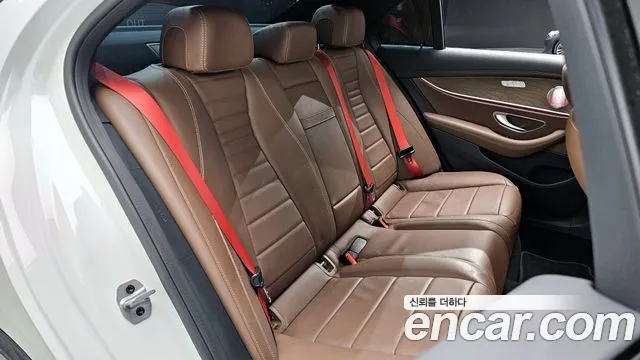 Mercedes-Benz E-Class 2022 — фото 12
